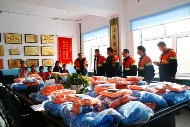 【穿越寒冬，多銅溫暖踏雪而來(lái)】多寶山銅業(yè)開(kāi)展溫暖進(jìn)校園活動(dòng) (4)-640.JPG